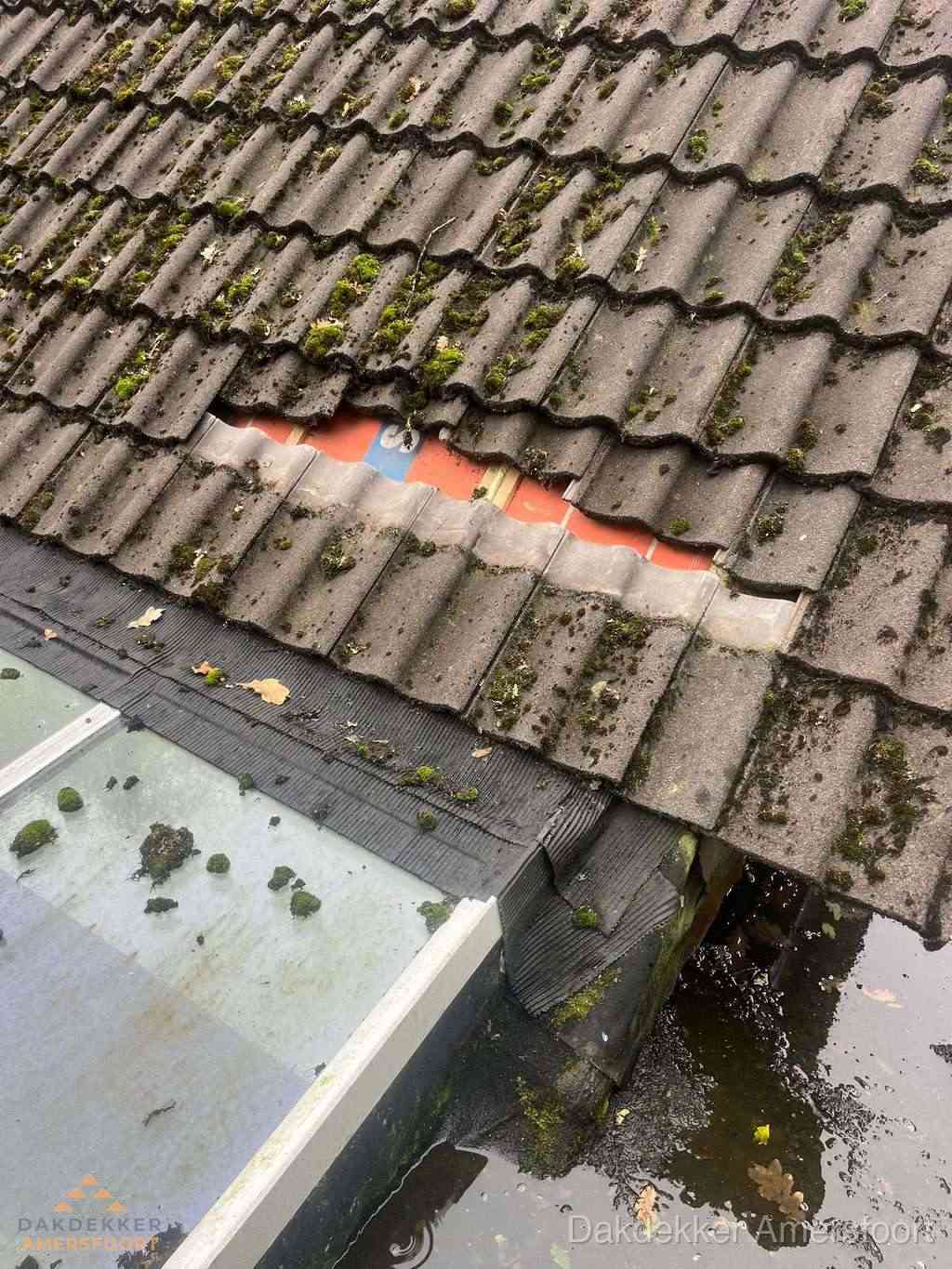 Beschadigd pannendak met ontbrekende dakpannen voor reparatie in Amersfoort