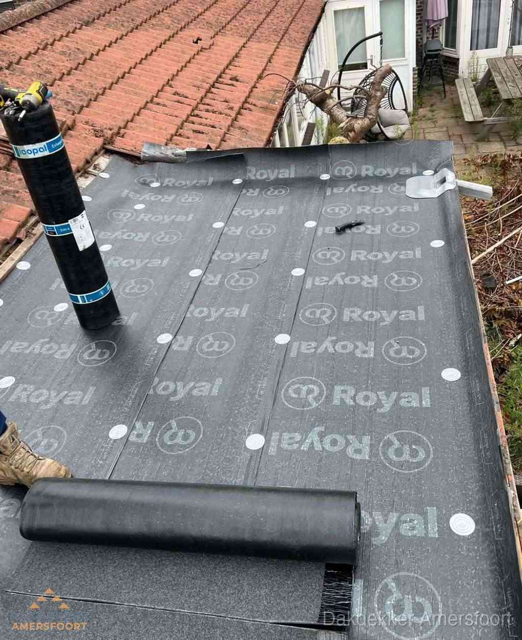 Plat dak met nieuwe bitumen dakbedekking en brandgereedschap in Amersfoort