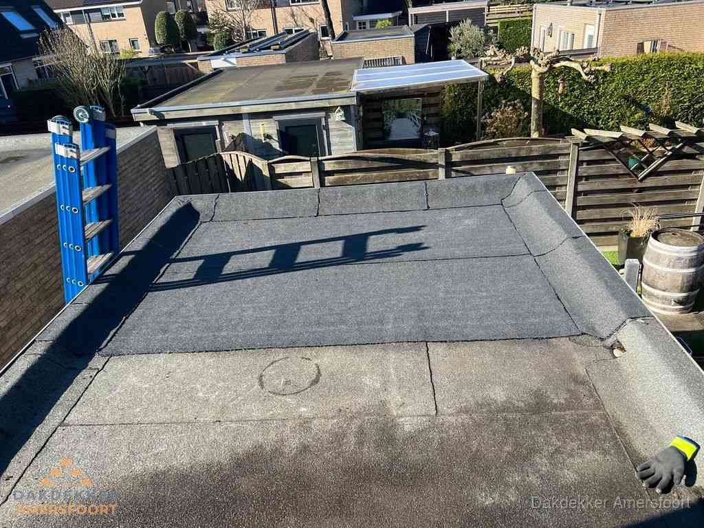 Dakdekker legt onderlaag op plat dak met houten constructie in Amersfoort