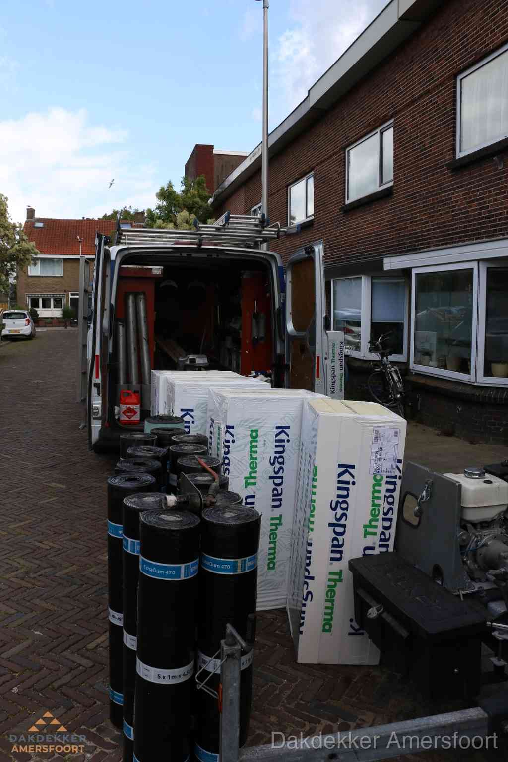 Plat dak met bitumen dakbedekking en brander in Amersfoort