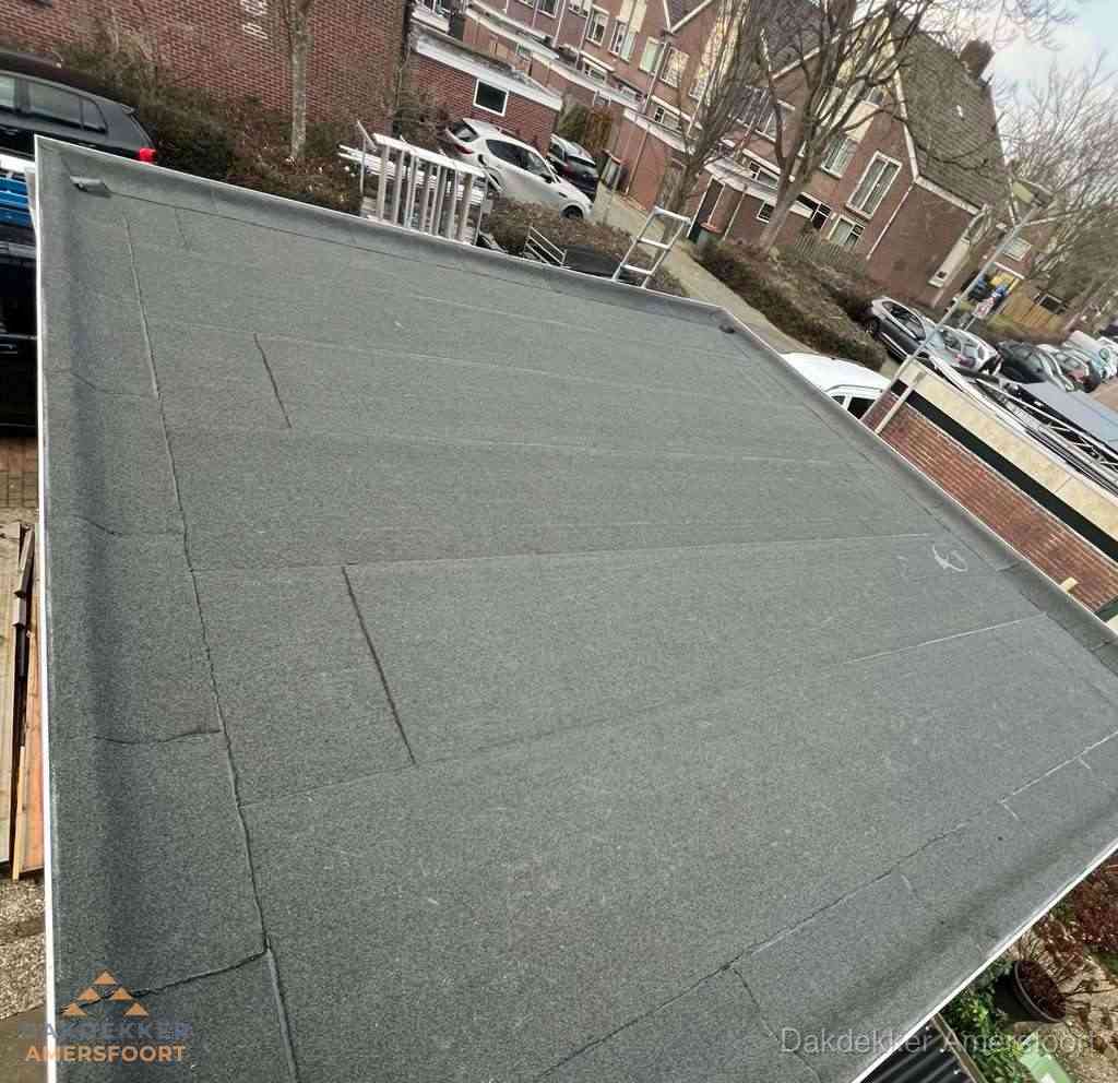 Nieuwe bitumen dakbedekking op plat dak van garage in Amersfoort