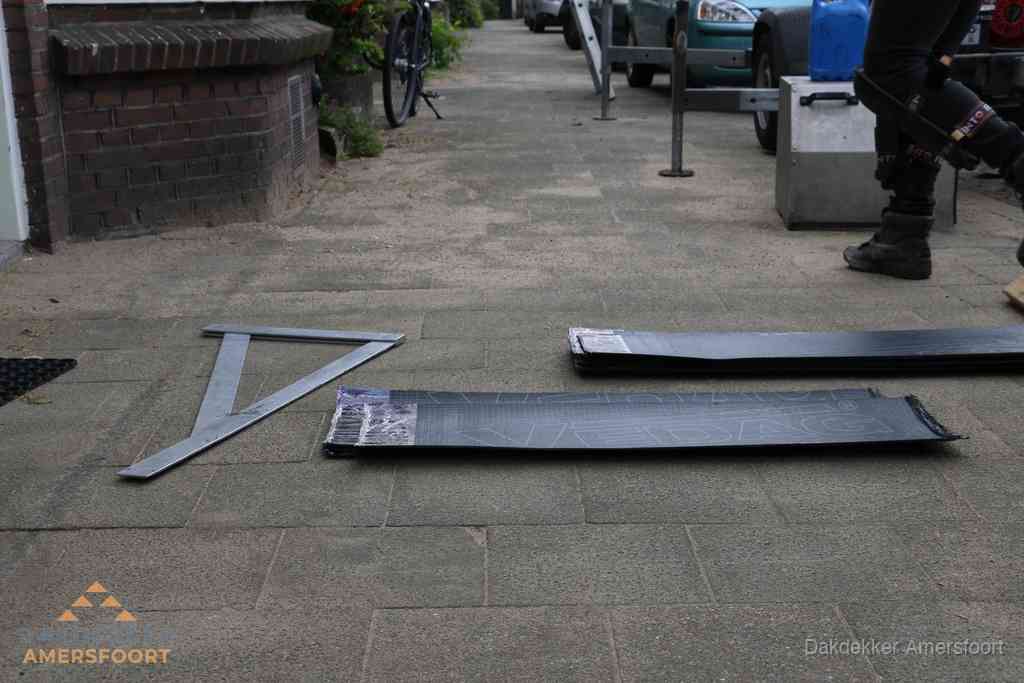 Dakbedekkingsmateriaal en zinkwerk klaargelegd voor reparatie in Amersfoort