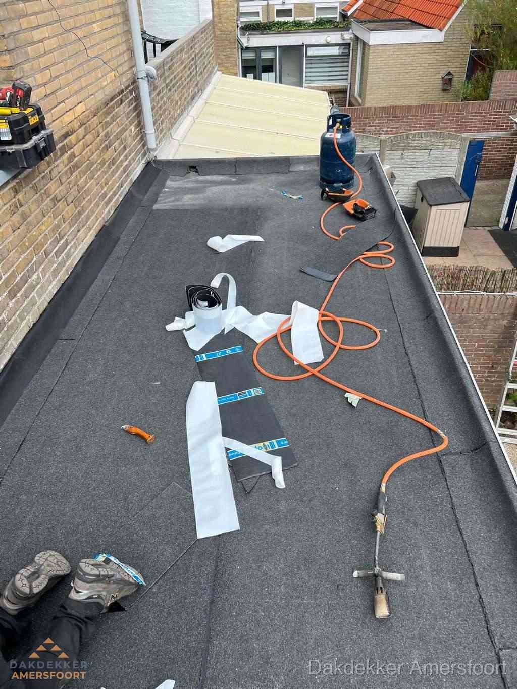 Dakdekker brengt EPDM dakbedekking aan op plat dak in Amersfoort