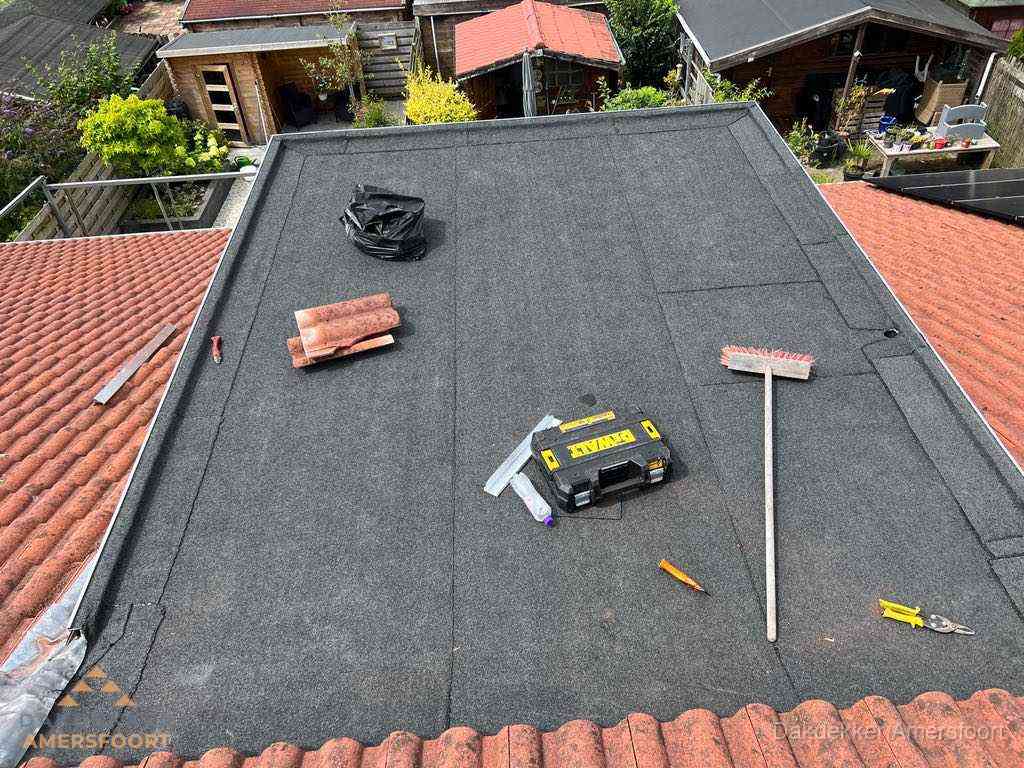 Nieuw plat dak met bitumen dakbedekking in Amersfoort