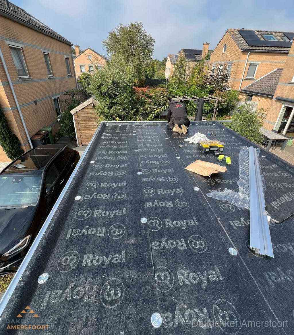 Dakdekker aan het werk op plat dak renovatie in Amersfoort