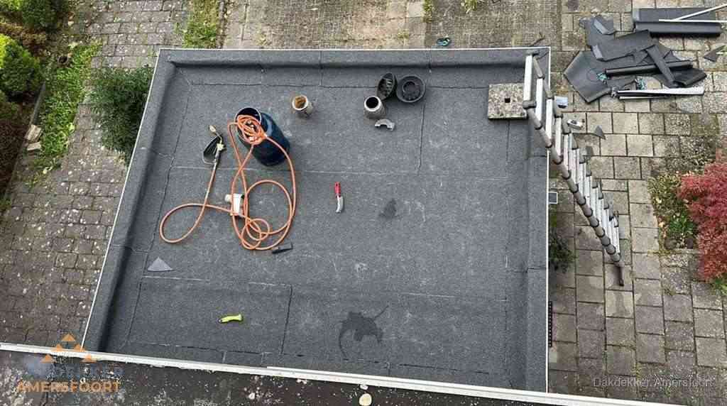 Plat dak met nieuwe bitumen bedekking in Amersfoort
