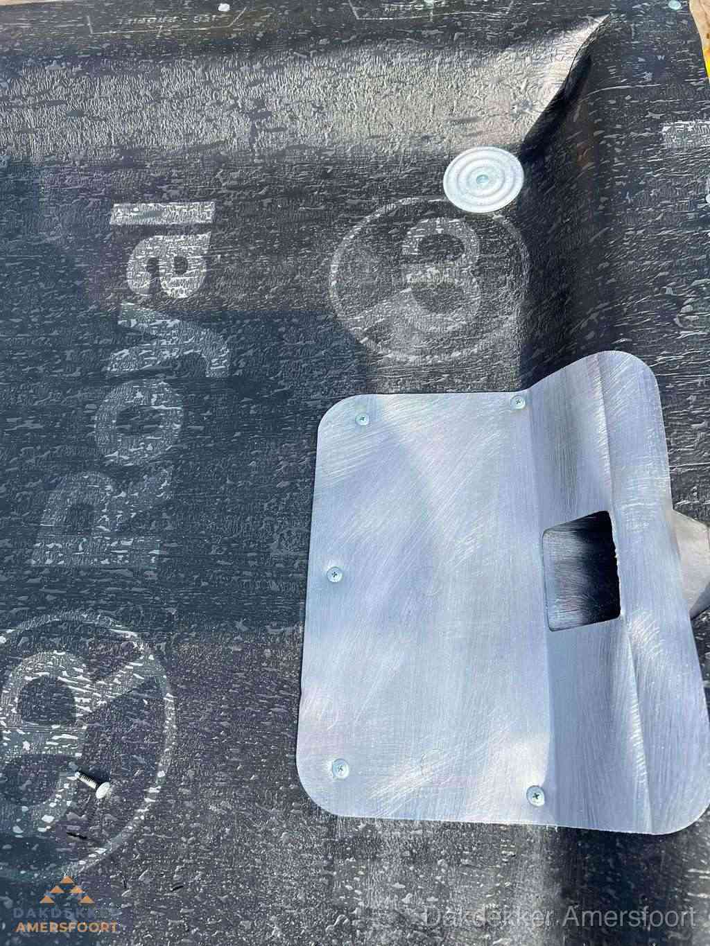 Dakdoorvoer met metalen afvoerplaat op bitumen dak in Amersfoort