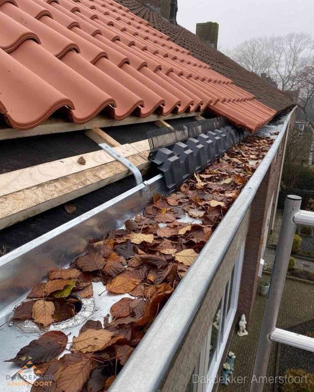 Plat dak bedrijfspand met bitumen dakbedekking en lichtkoepels in Amersfoort
