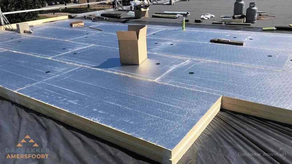 PIR isolatieplaten worden gelegd op plat dak voor dakisolatie in Amersfoort