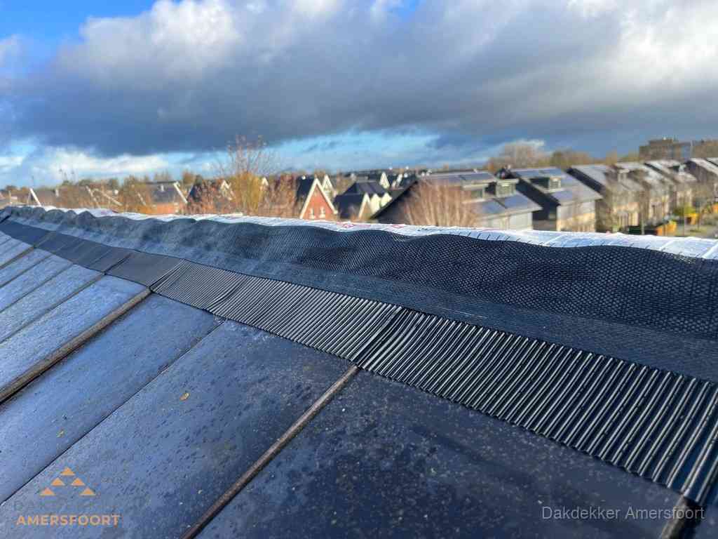 Dakisolatie bij de nok met ventilatieprofiel op schuin dak in Amersfoort