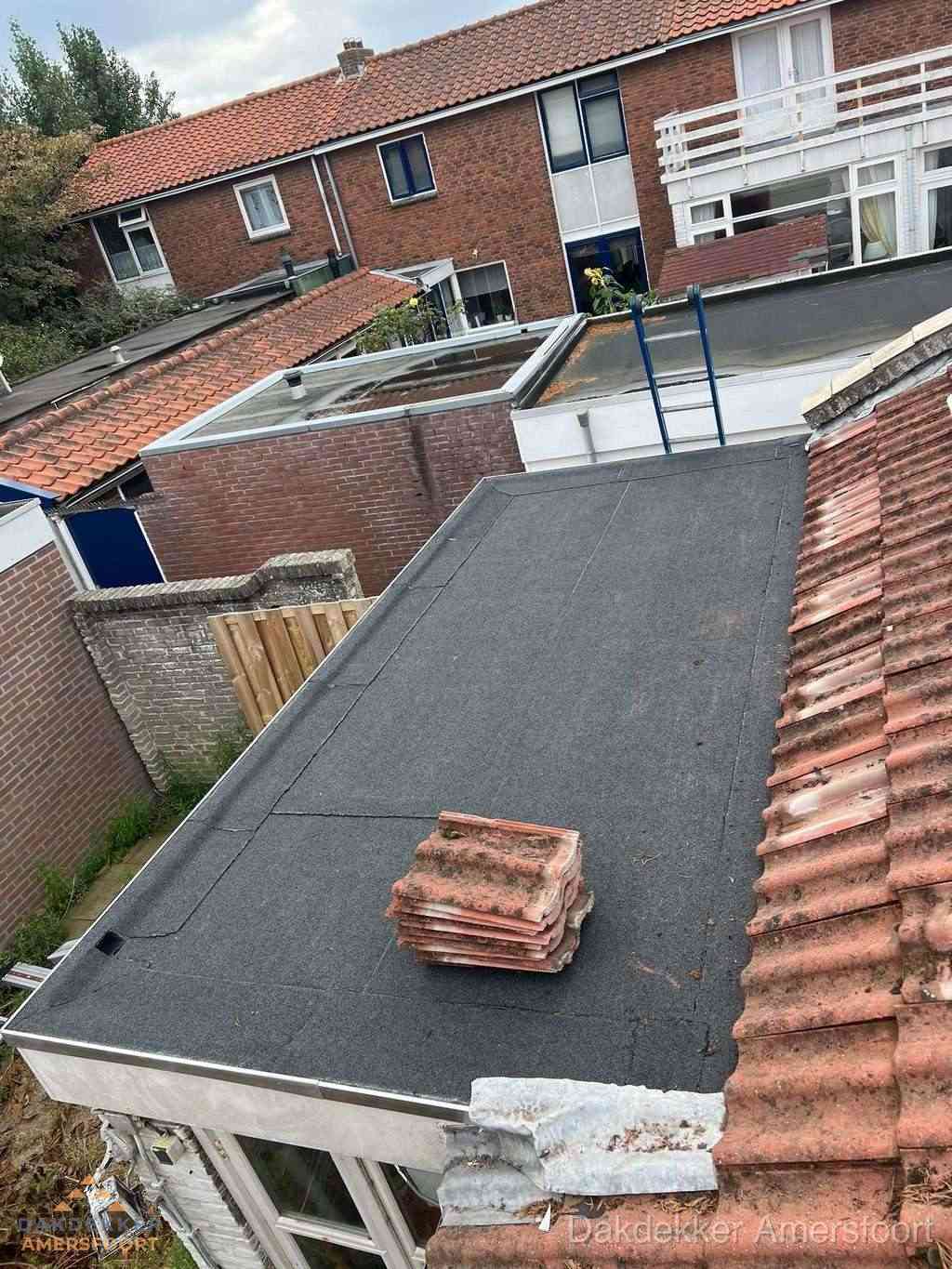Aanbouw plat dak met reservepannen voor dakpannen vervangen in Amersfoort