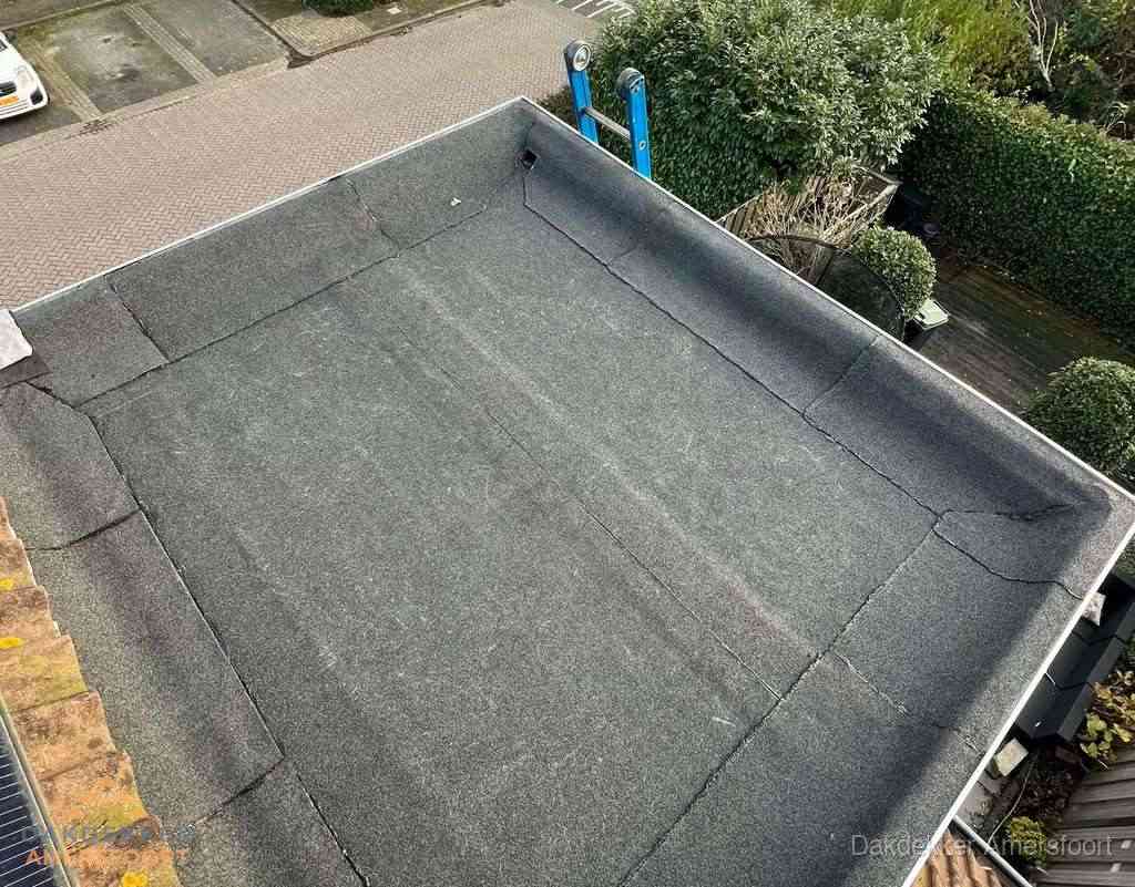 Gerenoveerd plat dak met nieuwe bitumen dakbedekking in Amersfoort