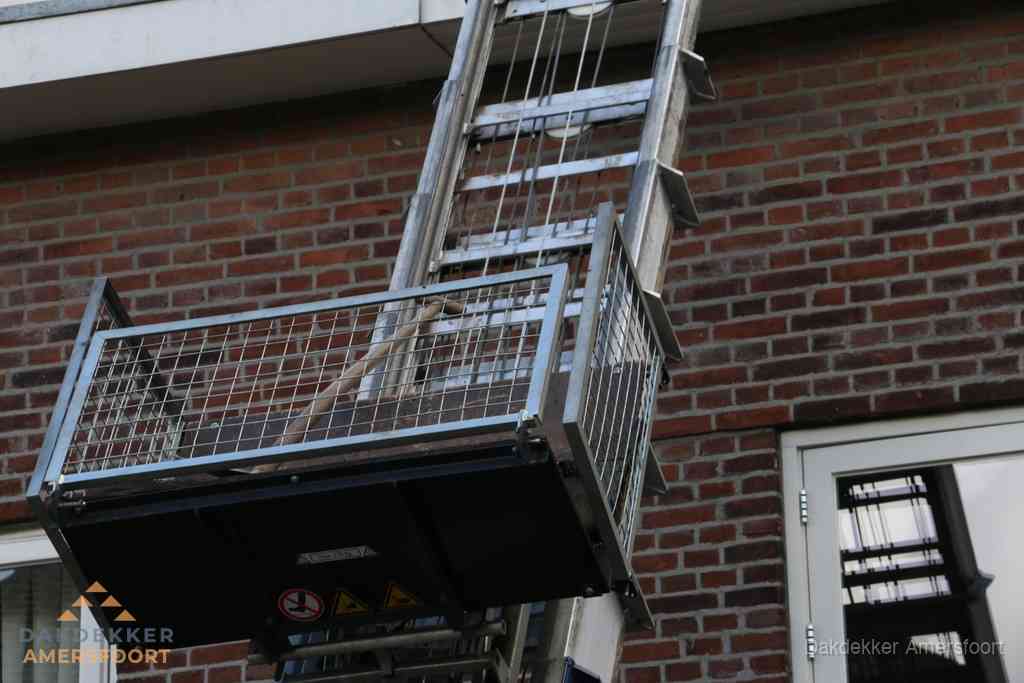 Ladderlift met dakpannen voor dakpan reparatie in Amersfoort