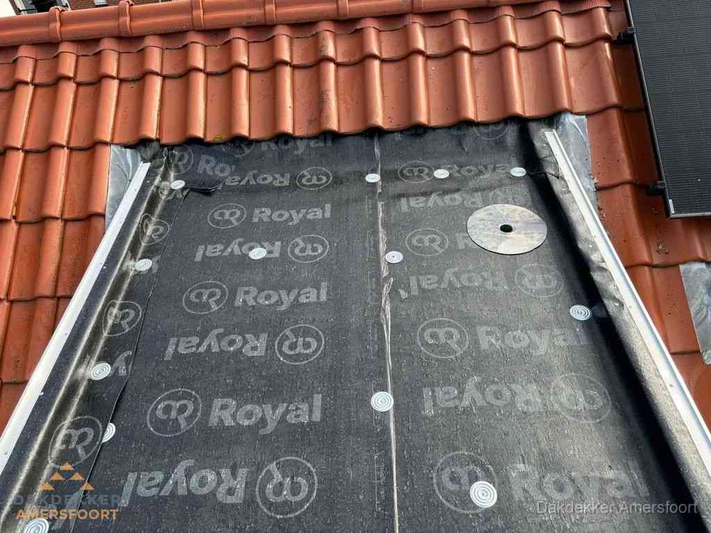 Nieuw dak met dakpannen en Royal onderlaag bij woning in Amersfoort