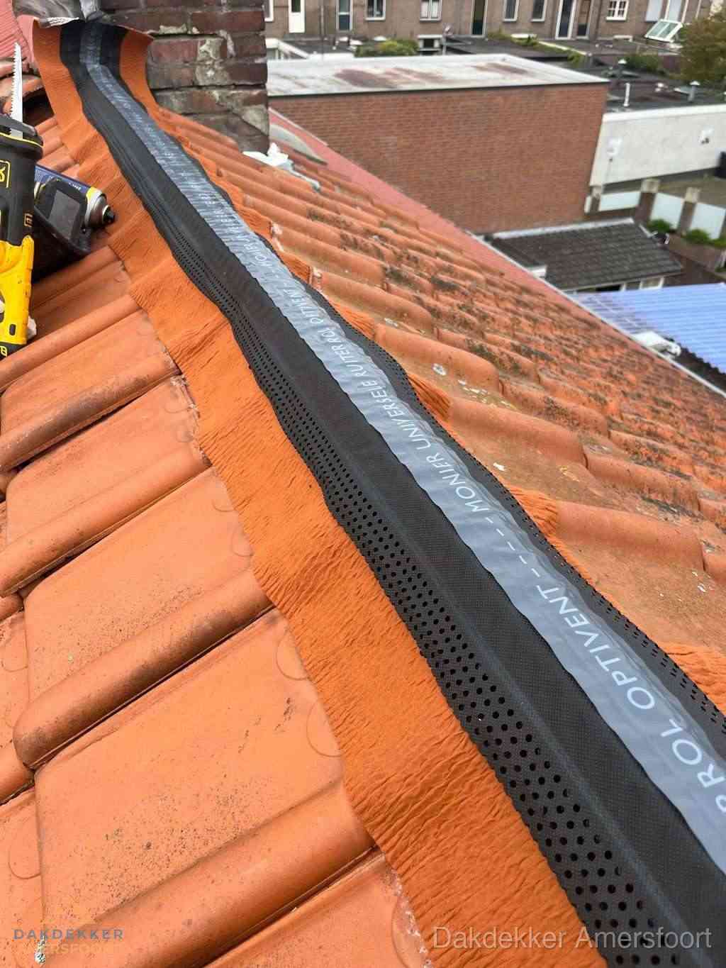 Plat dak aanbouw met bitumen naast schuin pannendak in Amersfoort