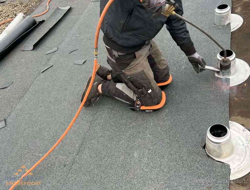 Gereedschap op nieuw plat dak na renovatie in Amersfoort