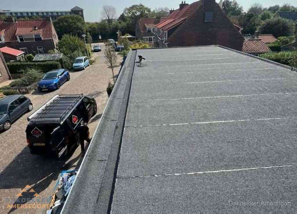 Nieuw bitumen plat dak met uitzicht over landschap in Amersfoort