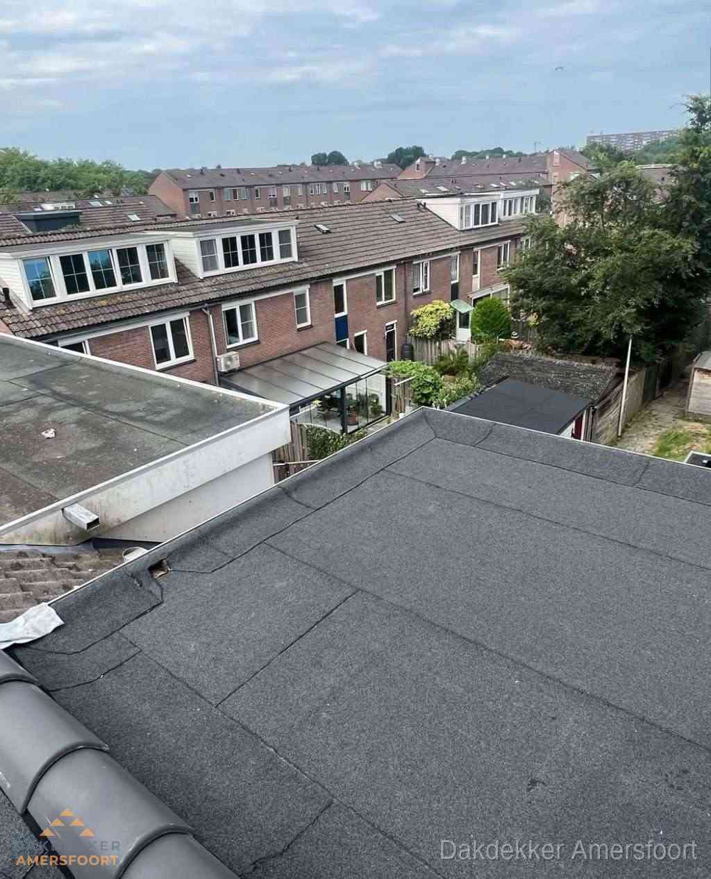 Vernieuwd plat dak met bitumen in woonwijk in Amersfoort