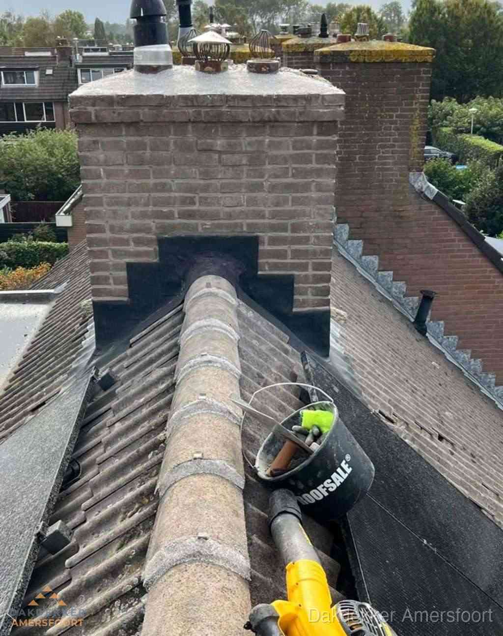 Dakdekker repareert bitumen dakleer bij dakdoorvoer in Amersfoort